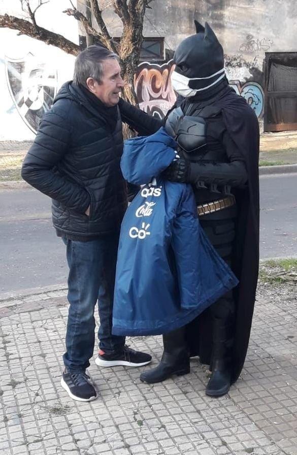 Tras el asalto, un vecino le regaló su campera a Batman