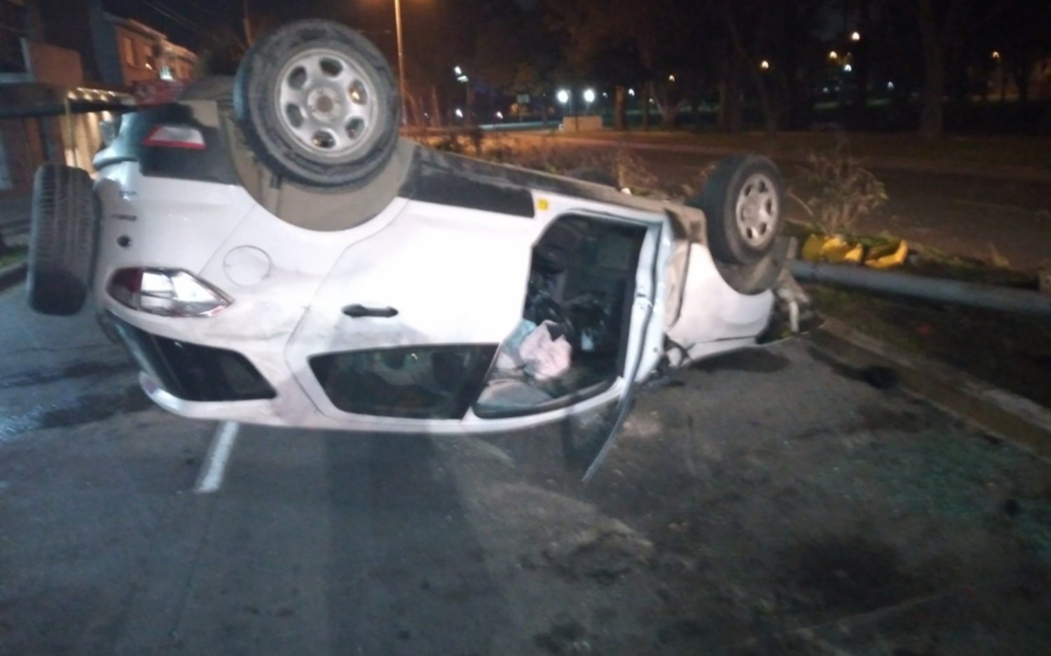 Vuelco, con un herido en la avenida Génova de Berisso