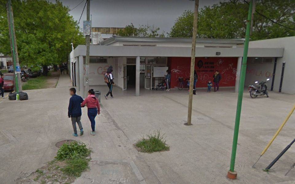 Volvieron a clases tras un año y medio, explotaron las cloacas y ahora las suspendieron 
