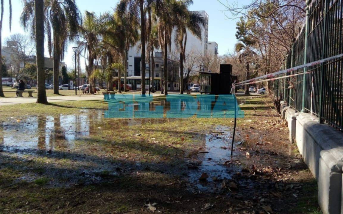 Malestar en la zona de Parque Saavedra por un "tremendo" derroche de agua potable