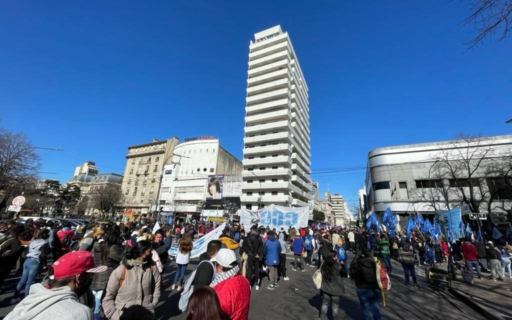 Piquete en 7 y 50 y el tránsito complicado en hora pico