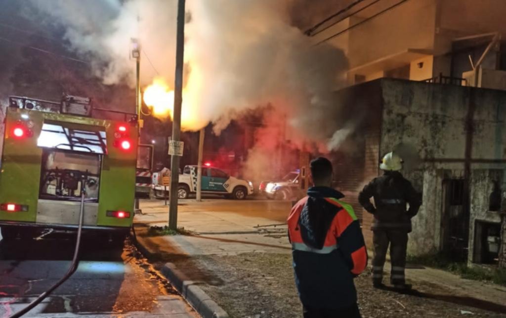 El fuego causó daños y dejó en la calle a varias familias de la Región