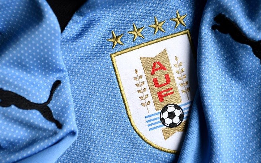 La FIFA le ordenó a Uruguay sacar dos estrellas de su escudo y hay polémica