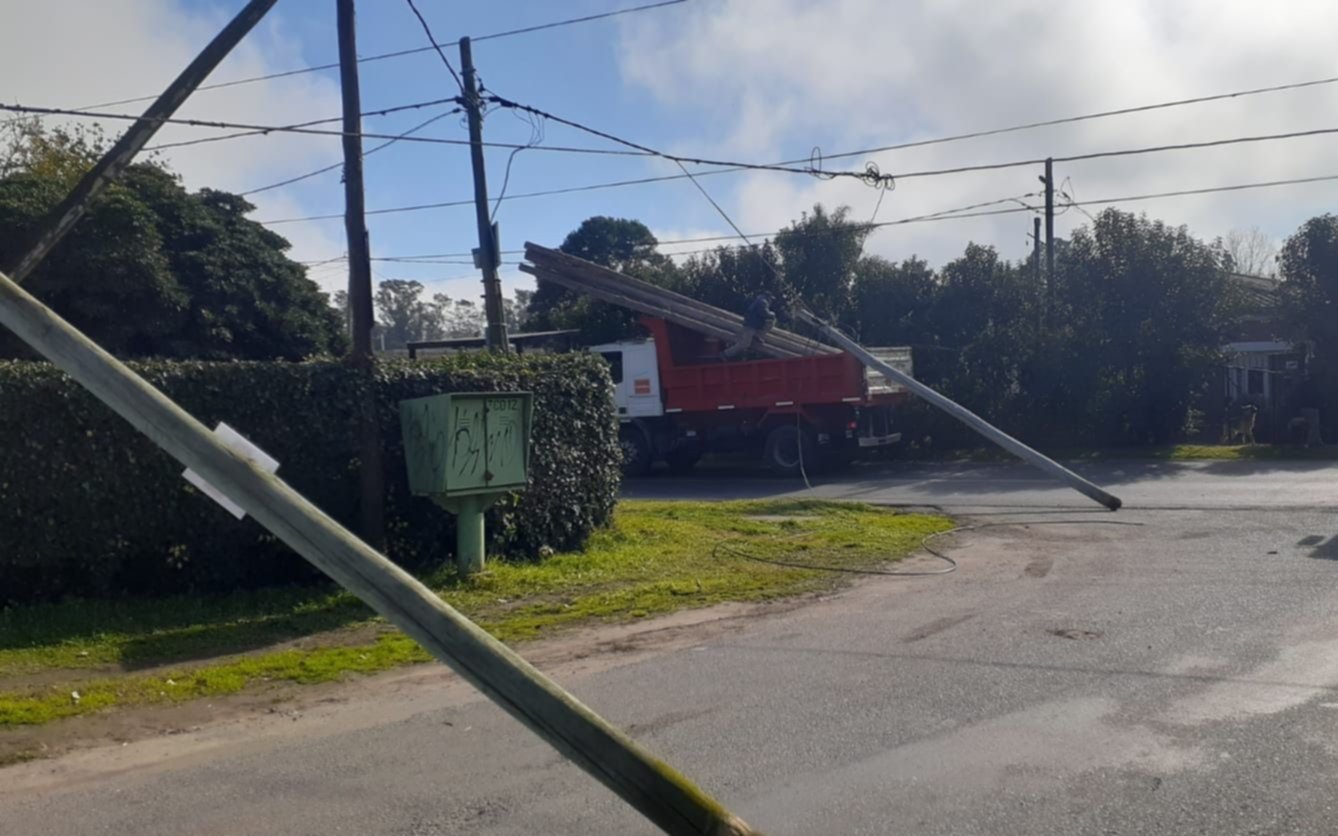 Un camión tumbó postes y dejó a vecinos sin luz en Villa Elisa