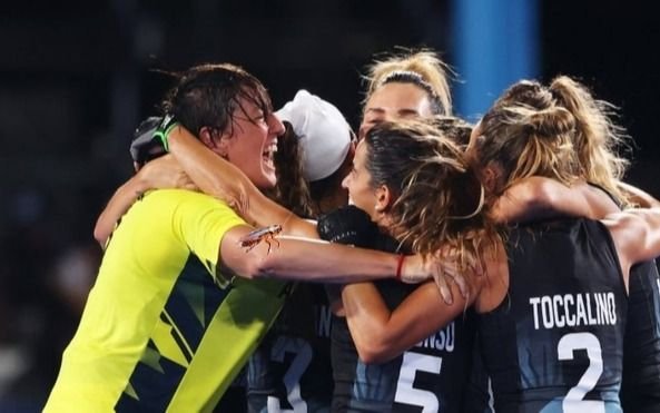 Video: una cucaracha fue la sorpresa durante el partido de las leonas