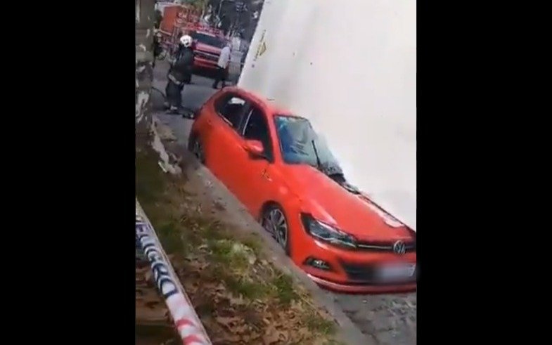 Un camión volcó y su carga cayó sobre dos autos estacionados en la zona del puerto porteño