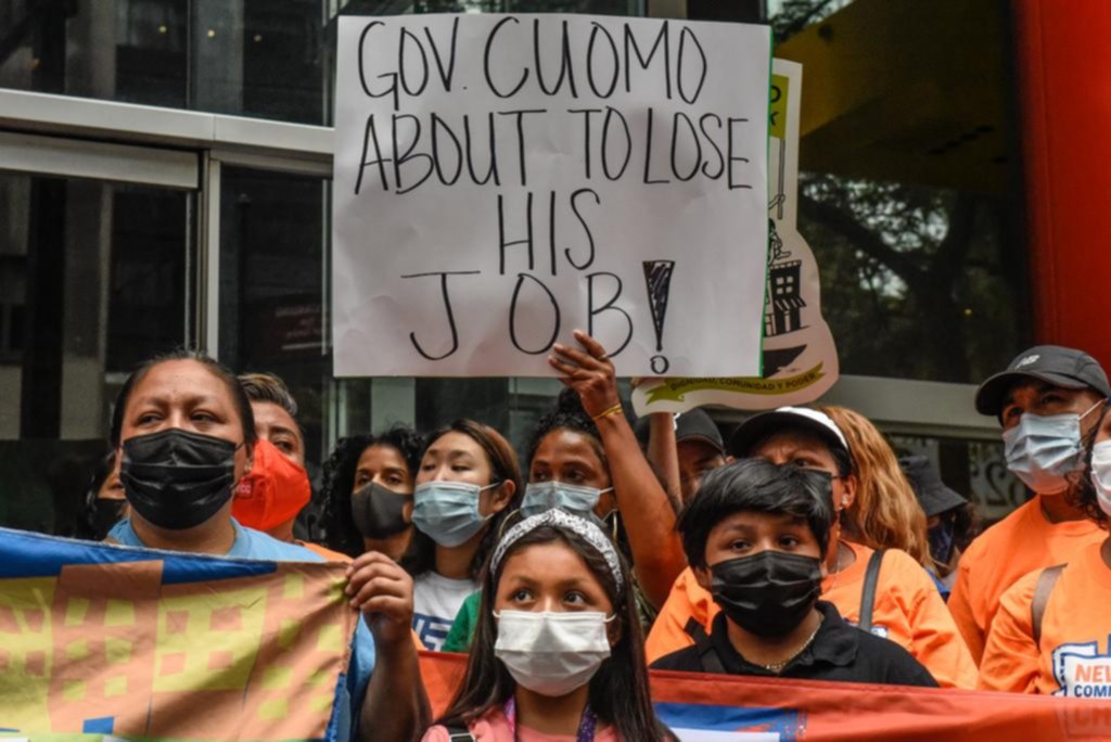 El gobernador de Nueva York se resiste a renunciar pese a estar cada vez más aislado