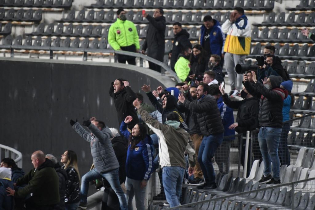 Más de 500 “allegados” se pasaron todo el partido cantando