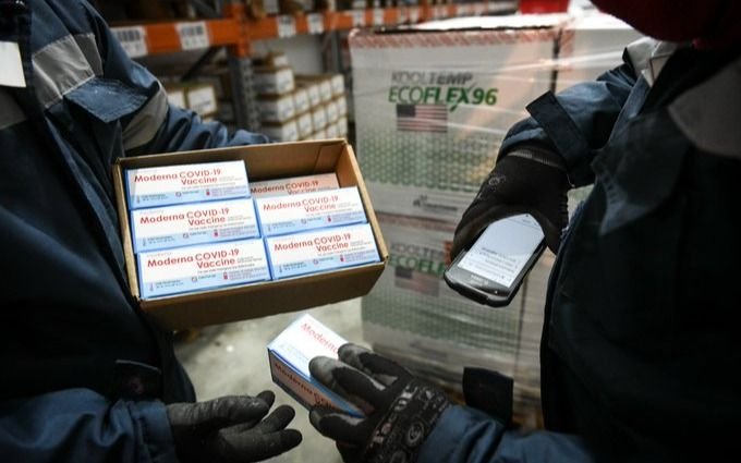 Ya distribuyen las vacunas Moderna para combinar con la rusa: cuántas recibirá Provincia