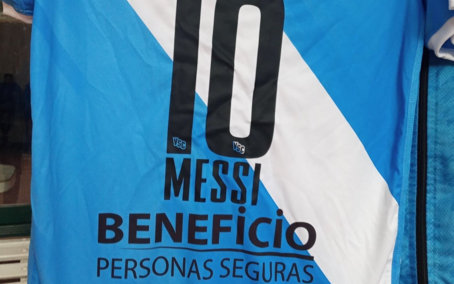 Cambaceres y Villa San Carlos "le ofrecen" un lugar para que Messi pueda jugar