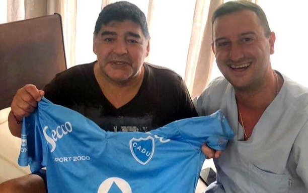 "La pierna derecha de Maradona explotaba de líquido", dijo el kinesiólogo Taffarel