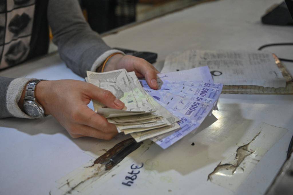 Venezuela le saca seis ceros a su desvalorizada moneda
