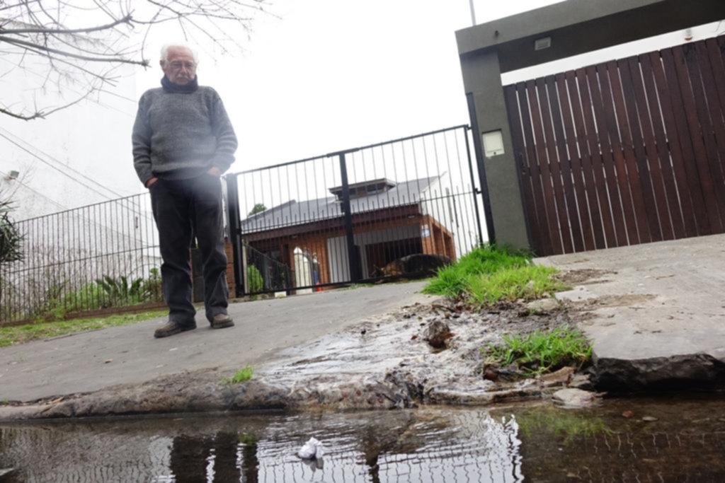 Tres años de infructuosos reclamos por una implacable filtración de agua en 14 y 465