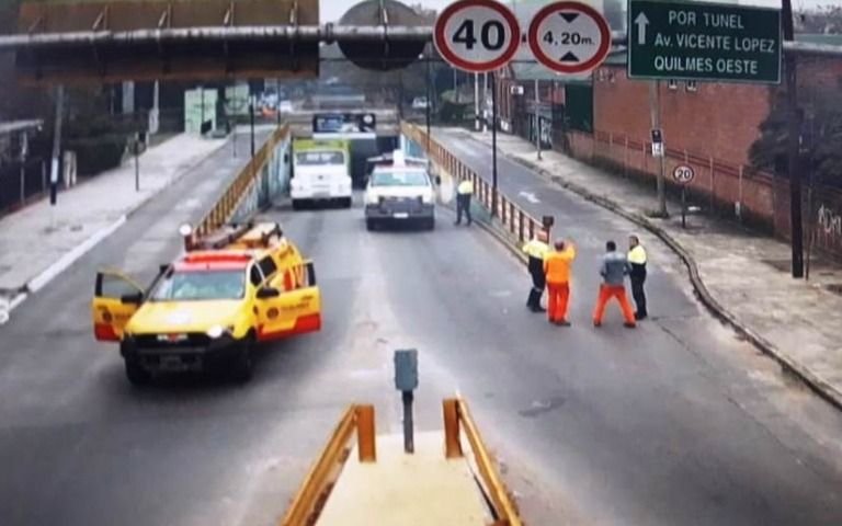 Camión se atascó en el bajo nivel de la calle Guido