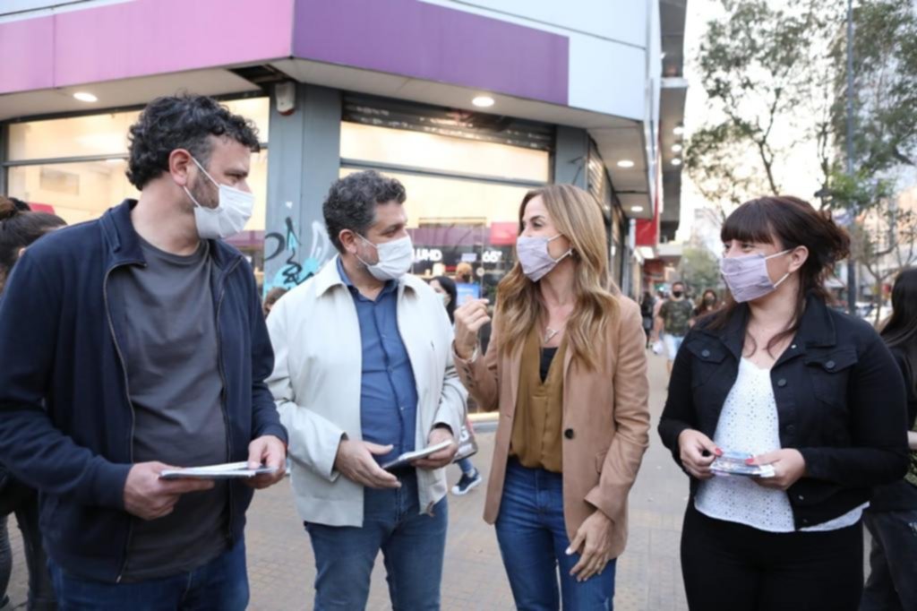 Tolosa Paz caminó por calle 12 y habló de la reactivación económica