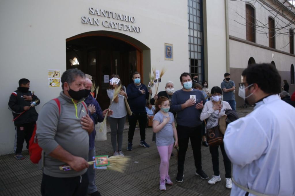 Gran devoción, miles de fieles y una atípica celebración en 44 y 29 para venerar a San Cayetano