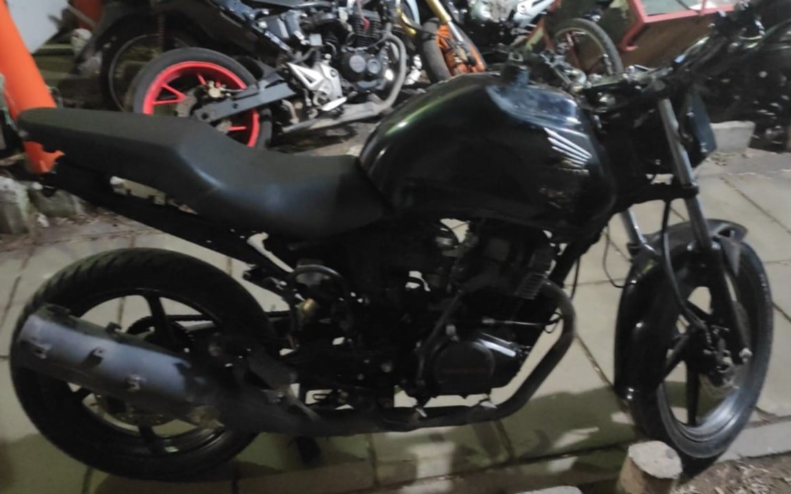Manejaba una moto robada y cayó en un control policial en la avenida 44