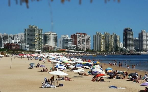 Uruguay abre las fronteras a extranjeros y evalúa la posibilidad de vacunar a turistas
