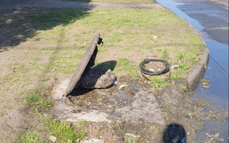Vecinos de calle  3 y 516  preocupados por las cloacas tapadas