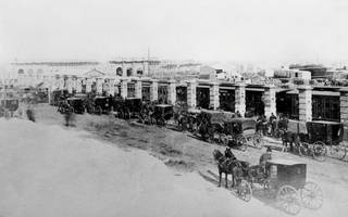 Vista de la Estación del Ferrocarril con la llegada del tren a La Plata en mayo de 1884
