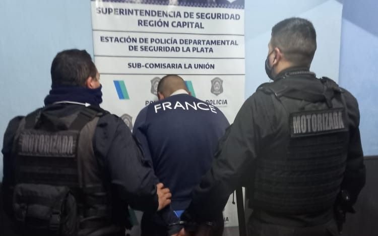 Cae sujeto que circulaba en una moto robada tras intensa persecución en la avenida 44