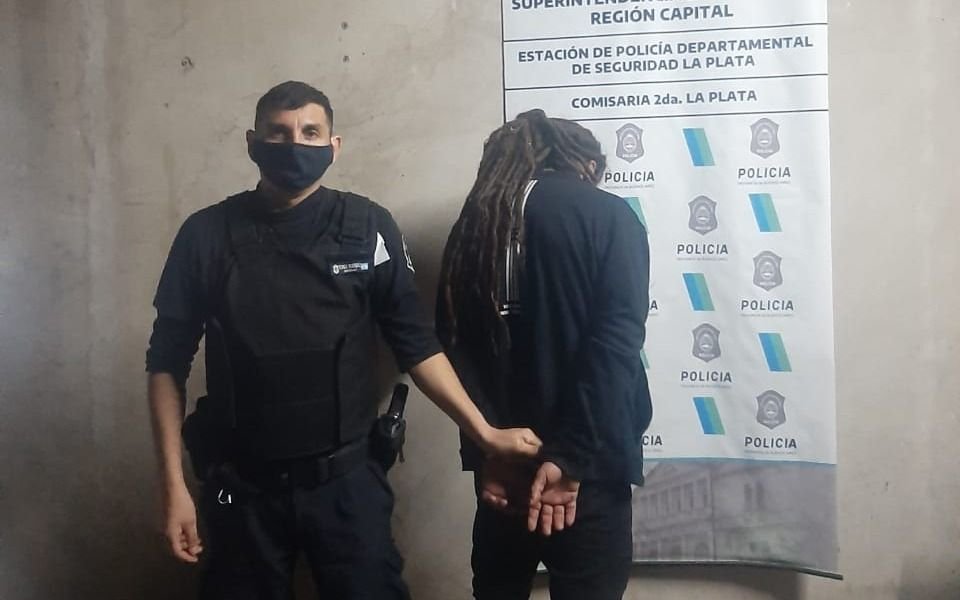 Le pegó a su mujer  mientras conducía por barrio Norte y es detenido por violencia de género