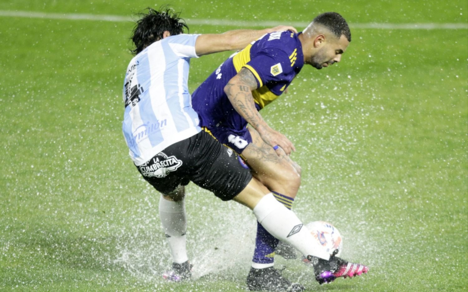 Boca y Argentinos fueron dos equipos "juniors" bajo la lluvia 