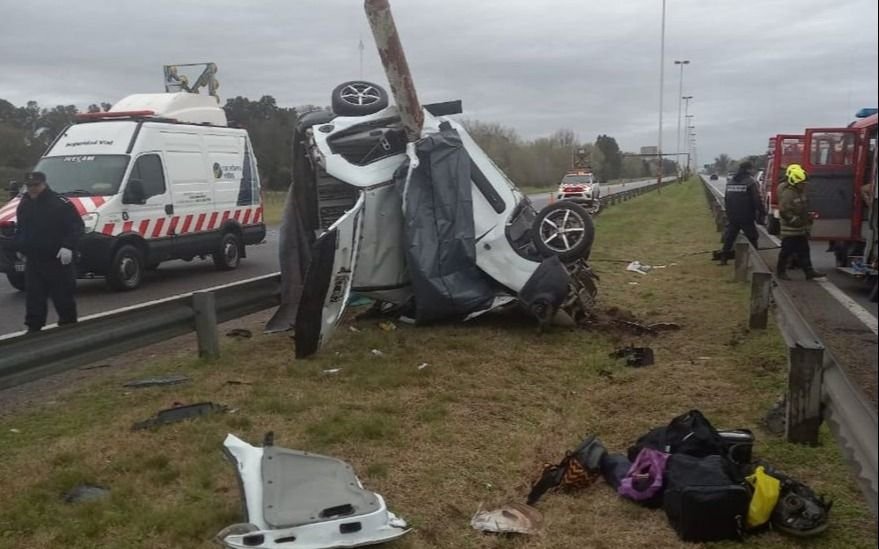 Tragedia en autopista: una camioneta se estrelló contra un poste y murieron cuatro integrantes de una familia