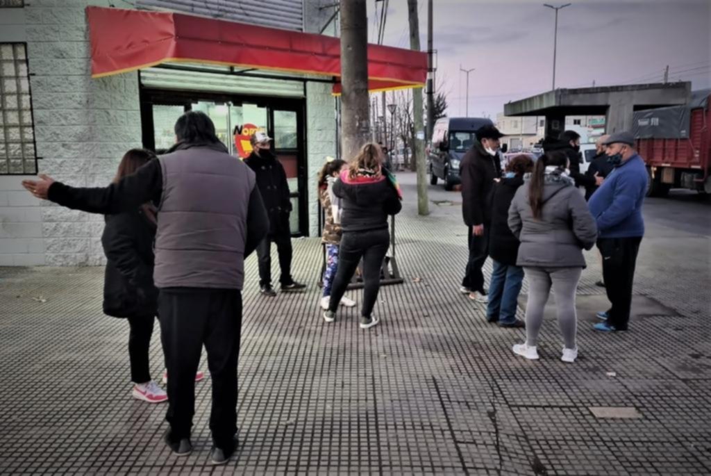 Una ola de atracos y un auto blanco en la mira de los vecinos