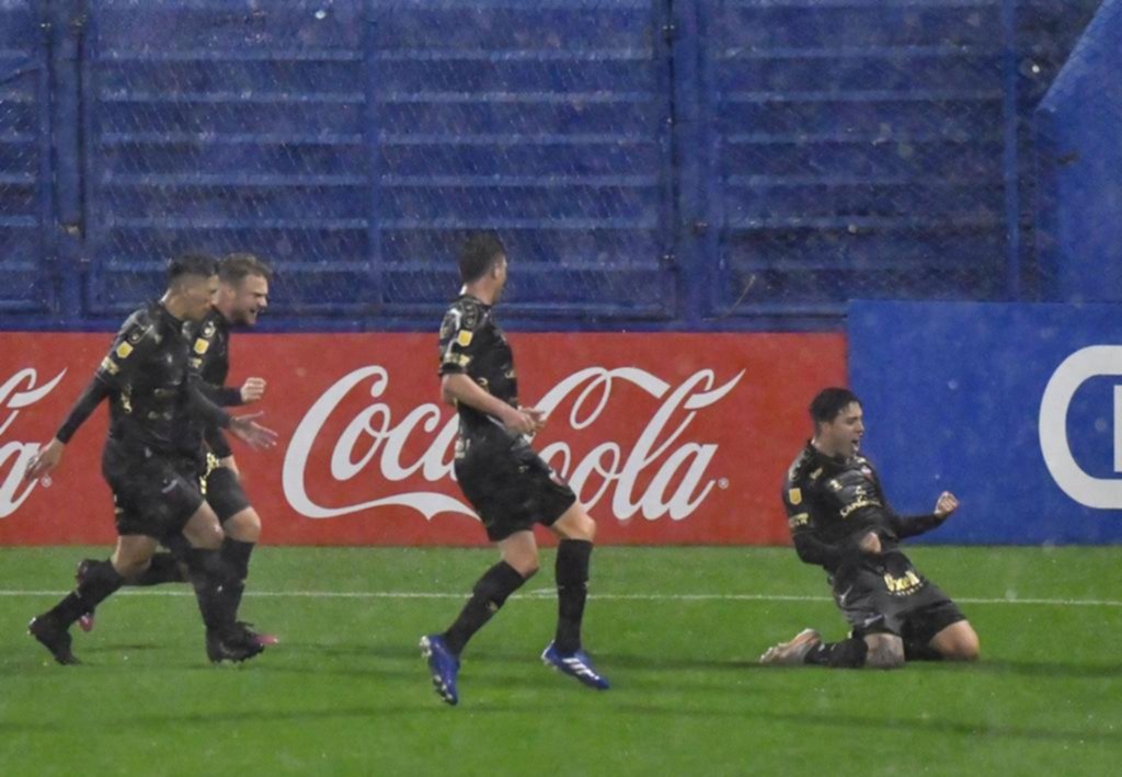 Colón se aprovechó del mal momento de Vélez y lo derrotó