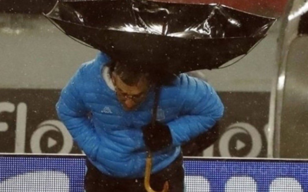 Clima de tormenta en Racing: para colmo, a Pizzi le falló el paraguas...