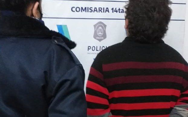 Robaba elementos del auto de un policía, fue sorprendido y se resistió a punta de cuchillo