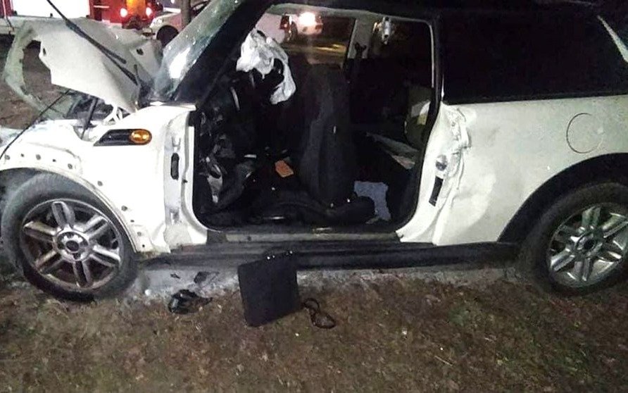 Cinco adolescentes en un Mini Cooper chocaron contra un árbol: 2 murieron y 3 están grave