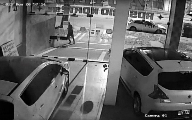 Rosario: esperaba el colectivo y murió de un infarto al presenciar feroz balacera contra una concesionaria