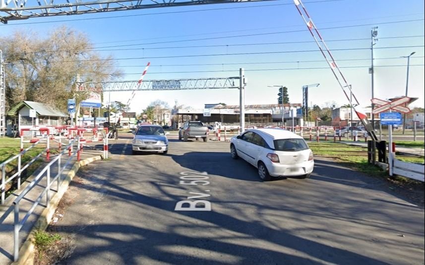 Vecinos reclaman por ruptura de barrera: caos vehicular en Centenario y 502