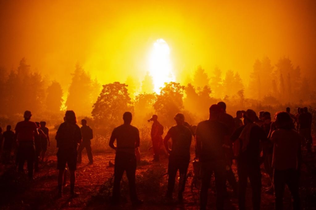 Los bomberos batallan sin tregua contra el fuego que devora bosques en Grecia