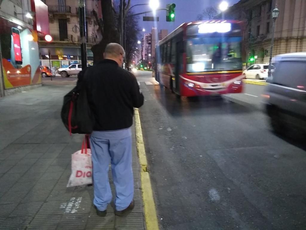 Amplían el cupo de pasajeros que pueden usar el transporte público