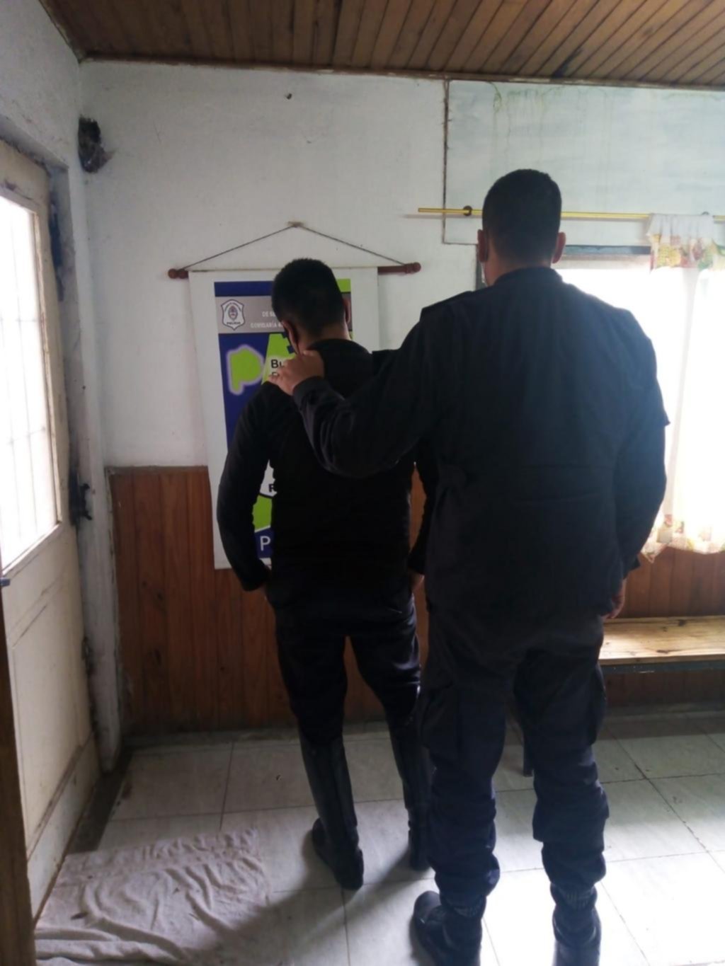 Investigan a un policía por un asalto en un bar de Villa Argüello