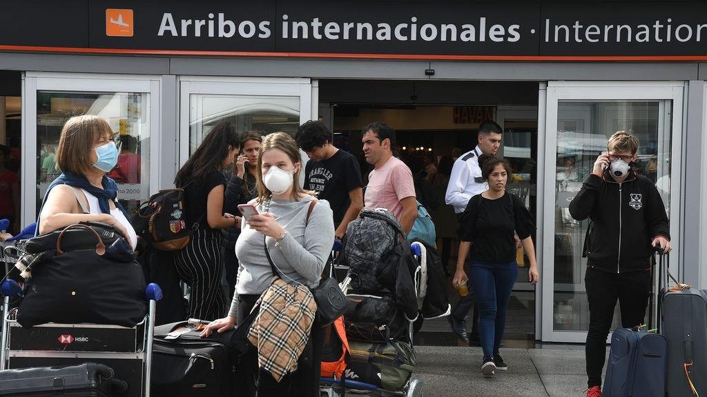 Las aerolíneas piden eliminar el cupo de pasajeros y dicen que 1.700 por día “no alcanzan”