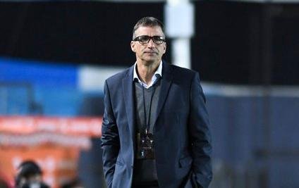 Racing le mostró tarjeta roja a Pizzi