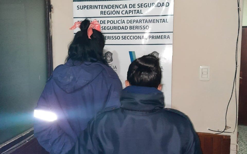 Una pareja que discutía, atacó a la mujer policía que intervino para calmarla
