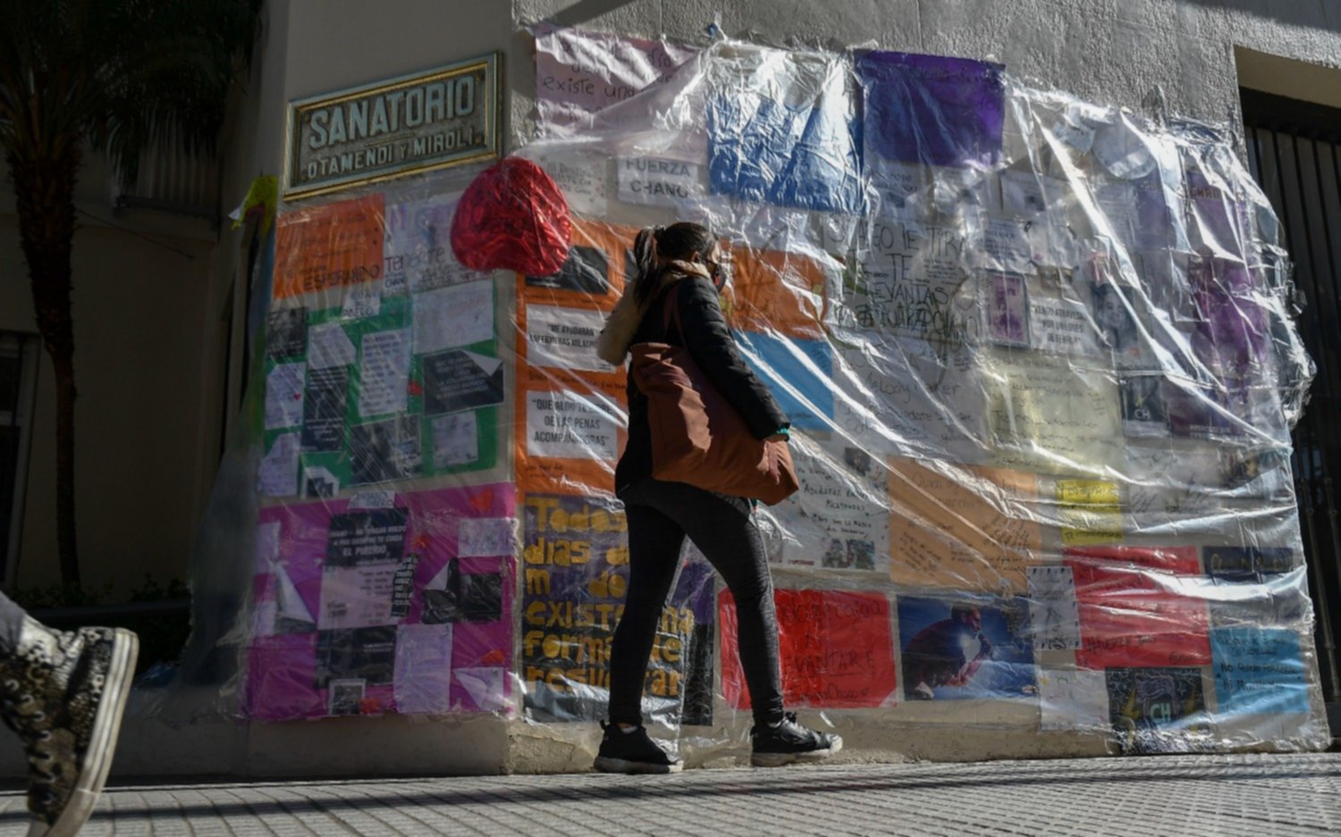 Carteles, fotos y deseos de recuperación, las muestras de afecto de fans de "Chano" en la clínica