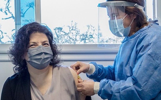 La ministra de Salud recibió la segunda dosis combinada de la vacuna contra la Covid 19