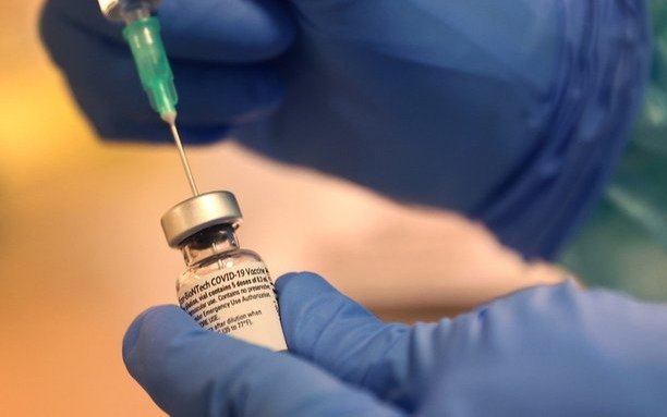 Escándalo en Alemania: enfermera inyectó suero en lugar de la vacuna anticovid a miles de personas
