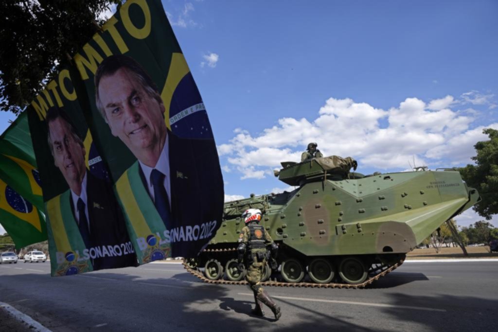 Bolsonaro en un intimidante desfile con tanques militares