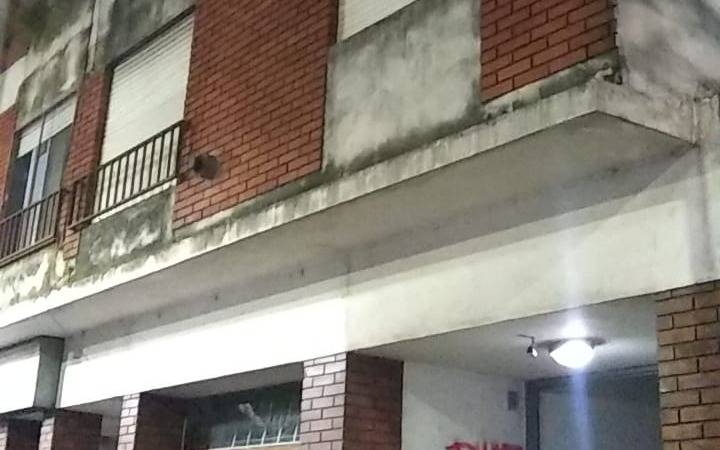 Se incendió un departamento en plaza Rocha y debieron rescatar a una persona