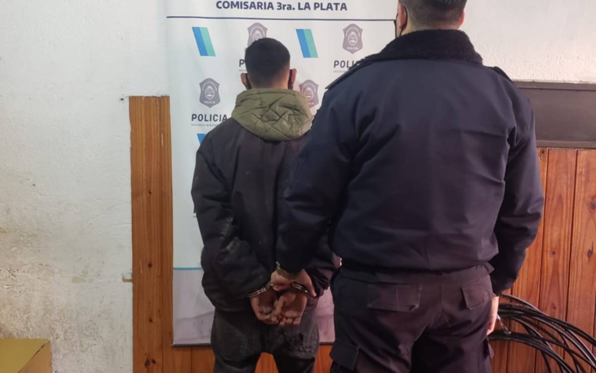 Subido a un poste, cayó otro robacables en Los Hornos