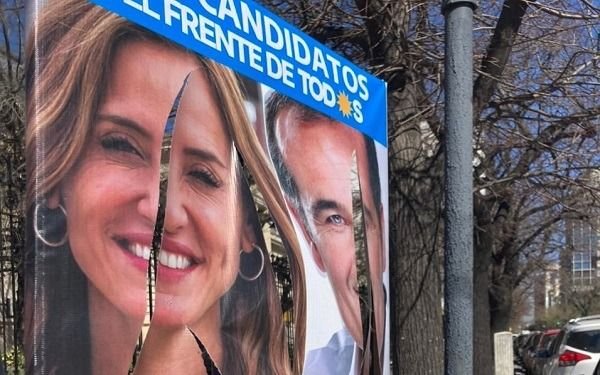 Vandalismo en la cartelería de Escudero 