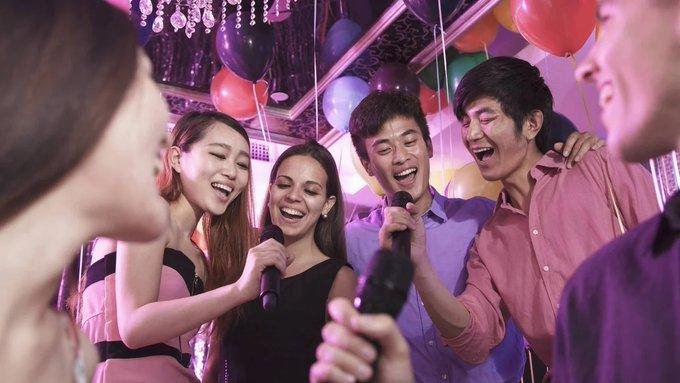 Lista negra de canciones de karaokes que “amenacen la seguridad nacional” en China