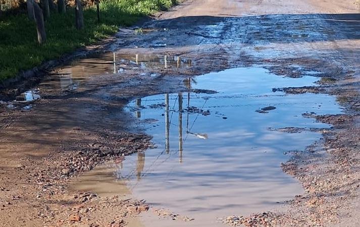 El estado de las calles ya genera el desvío de recorridos de micros